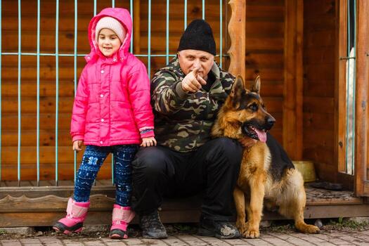 hombre mayor con su nieta. niño y abuelo al aire libre. beneficios de envejecer foto