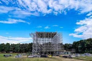 Assembling constructions for the concert scene from the layer photo