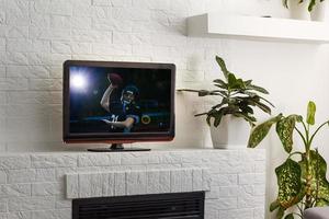viendo el partido de fútbol americano en la televisión en casa. concepto de ocio y entretenimiento.