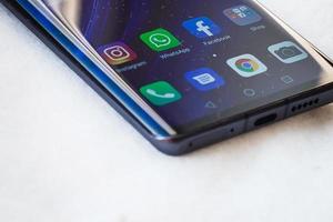 las aplicaciones de las redes sociales facebook, whatsapp e instagram se muestran en el teléfono inteligente huawei p30pro kyiv, ucrania - 08 de diciembre de 2019 foto