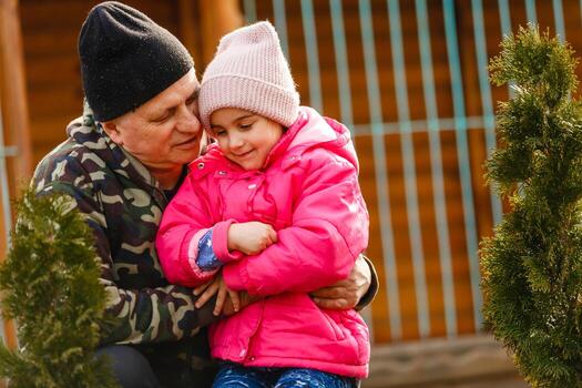 hombre mayor con su nieta. niño y abuelo al aire libre. beneficios de envejecer foto