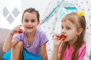 dos niñas comiendo fresas foto