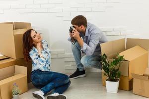 pareja joven descansando de mudarse a un nuevo hogar. gran espacio de copia. foto