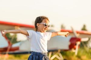 dulce niña cerca del avión foto