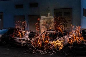 el fuego del coche en llamas de repente comenzó a engullir todo el coche foto