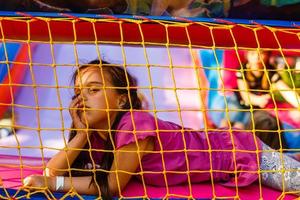 niña aburrida en un parque de atracciones foto