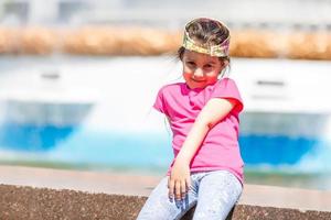 linda niña en el parque de atracciones foto