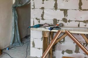 concepto de renovación - escalera en la habitación vacía del apartamento durante la restauración o renovación foto