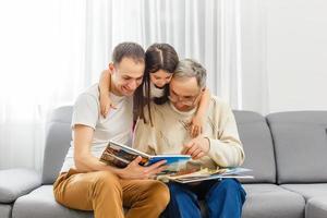 concepto de familia, generación, tecnología y personas - familia sonriente con computadoras tablet pc en casa foto