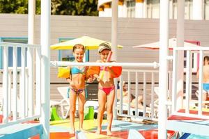 dos niños pequeños jugando en la piscina foto