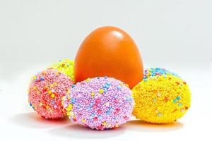 Huevos de Pascua hechos a mano de colores perfectos aislados en un blanco foto