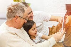 feliz familia multigeneracional, padre e hijo adulto, nieta foto