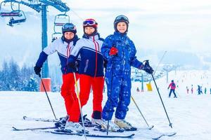grupo de amigos con esquí caminando en una estación de esquí foto