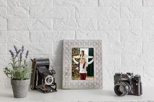 marco simulado en la decoración del árbol de navidad de la habitación con marco vacío en blanco foto