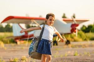 dulce niña cerca del avión foto