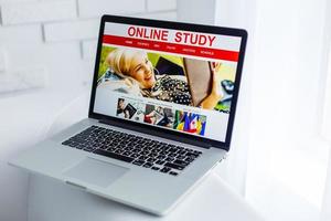 sofá con computadora portátil eligiendo un curso en línea para la autoeducación, el entrenamiento personal o la mejora de las calificaciones. estudiante de estudio a distancia. foto