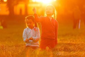 verano divertido. las niñas juegan en el campo foto