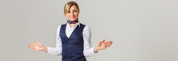 retrato de una encantadora azafata vestida con uniforme azul. aislado sobre fondo blanco foto