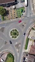filmagem de drone de alto ângulo de residências britânicas na inglaterra video