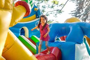 linda niña en el parque de atracciones foto