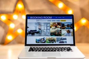 reserva de viajes, reservas de hoteles y vuelos en la pantalla de la computadora foto