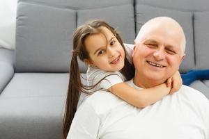 nieta abrazando a su abuelo foto