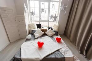 cama king-size gris en dormitorio monocromático foto