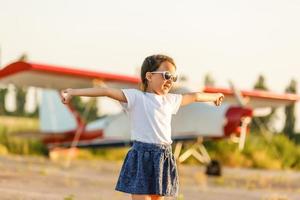 dulce niña cerca del avión foto