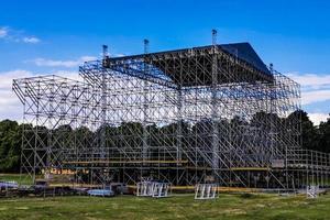 montaje de construcciones para la escena del concierto a partir de la capa foto