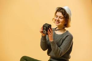 mujer turista con ropa informal de verano, sombrero haciendo selfie en un teléfono móvil aislado en un fondo amarillo anaranjado. pasajera que viaja al extranjero para viajar en una escapada de fin de semana. concepto de vuelo aéreo foto