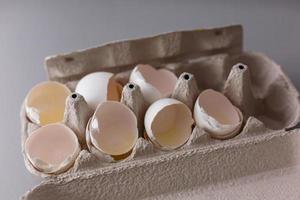 cáscara de huevo rota. las mitades de una cáscara de huevo vacía. huevos rotos cáscara de huevo de pascua abierta agrietada foto