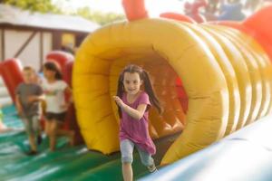 linda niña en el parque de atracciones foto