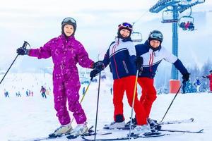 grupo de amigos con esquí en vacaciones de invierno - esquiadores divirtiéndose en la nieve foto