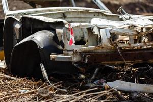 coche roto en un vertedero en el campo foto