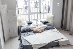 concepto de descanso, interior, comodidad y ropa de cama - cama en el dormitorio de casa foto