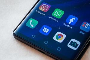 las aplicaciones de las redes sociales facebook, whatsapp e instagram se muestran en el teléfono inteligente huawei p30pro kyiv, ucrania - 08 de diciembre de 2019 foto