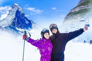 esquí en invierno, nieve - familia disfrutando de vacaciones de invierno en zermatt, suiza foto