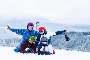 grupo de amigos con esquí en la montaña foto