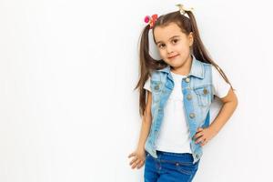 tamaño de cuerpo completo longitud de niña bonita linda alegre adorable encantadora niña pequeña con estilo con coletas rizadas en camisa de blusa formal, falda azul corta, pensando. aislado sobre fondo foto