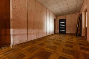 puertas nuevas en una casa antigua, suelo de madera antiguo en el interior de un salón vacío foto