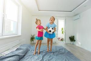 dos hermanas amigas jugadores ganadores de fútbol soccer foto