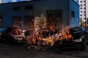 el fuego del coche en llamas de repente comenzó a engullir todo el coche foto