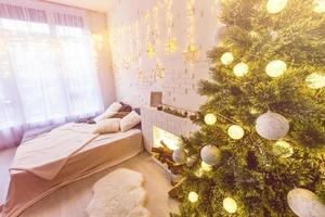 un hermoso salón decorado para navidad. foto