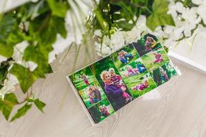 álbum de fotos sobre la mesa con pétalos de rosa. decoraciones de la boda evento festivo