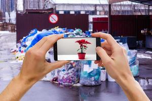 balas de plástico de basura en la planta de tratamiento de residuos. reciclaje separado y almacenamiento de basura para su posterior eliminación, clasificación de basura. usando un teléfono móvil con pantalla táctil foto