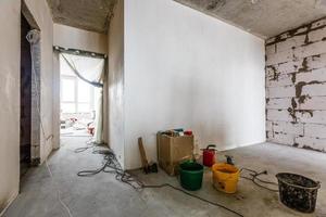 interior de una casa en construcción. renovación de un apartamento foto