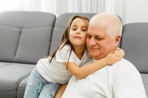 anciano y covid-19. quedarse en casa y concepto de cuarentena. estancia en casa campaña de medios sociales para la prevención del coronavirus. distanciamiento social . foto