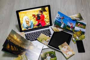 viejas fotos familiares sobre fondo de madera. cuadros antiguos, bloc de notas y cuaderno moderno. endecha plana marcos de fotos en blanco