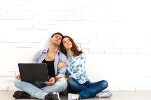 compras felices en línea en la computadora portátil en casa foto