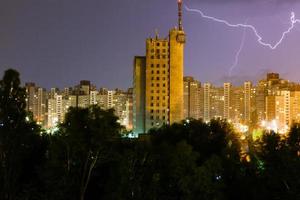 tormenta e iluminación sobre la casa. tormenta en la noche cerca del pueblo. foto